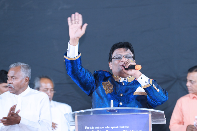 On January 13 and 14, 2024, thousands gathered for Grace Ministry's two-day prayer meeting at Sion on the Mumbai grounds. The two-day prayer assembly drew attendees from around Mumbai. This is a detailed report of the Day 2 prayer meeting conducted in Koliwada, Dharavi.